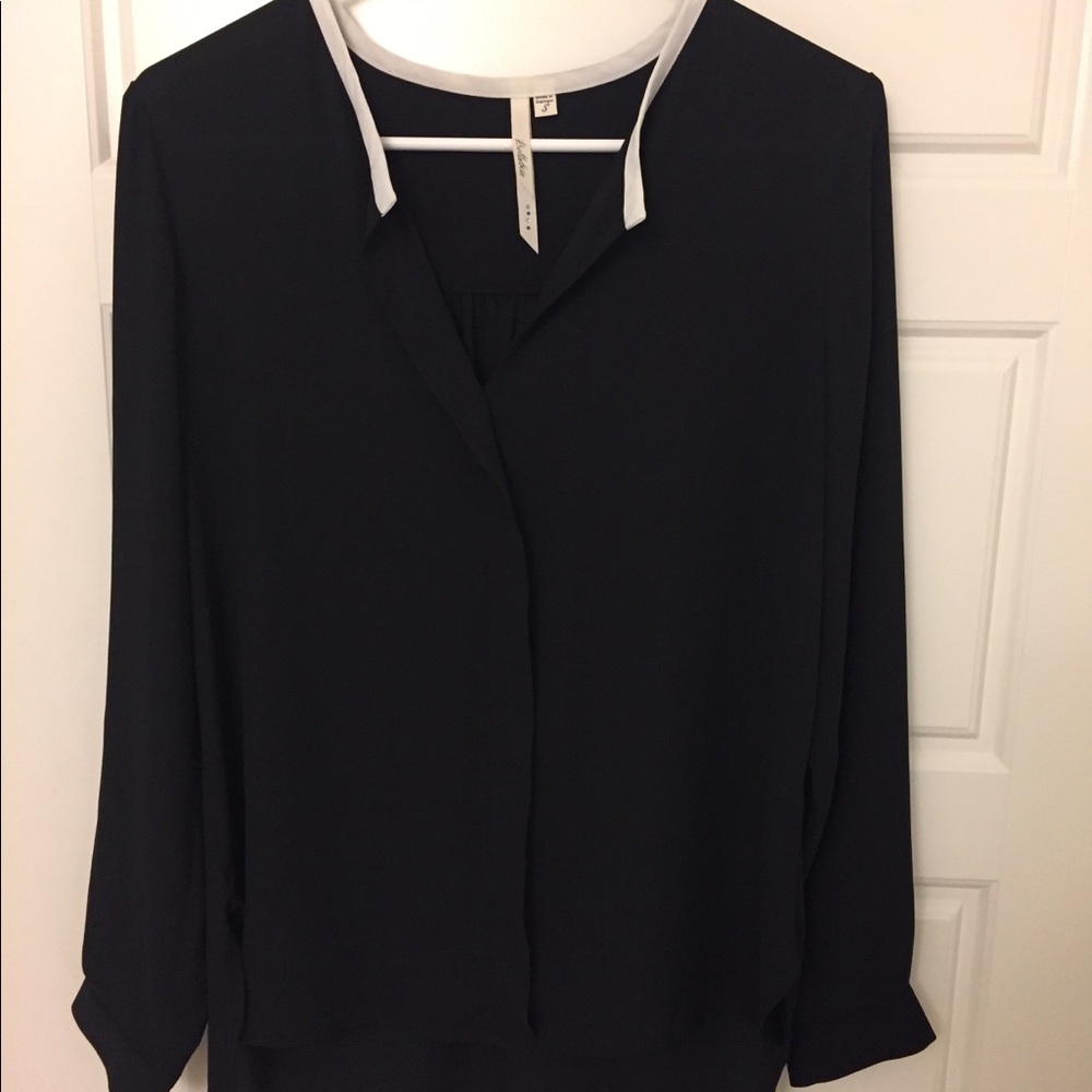 Black blouse with white trim - Size S